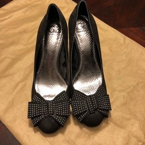 Gianni Bini black suede wedges with bows